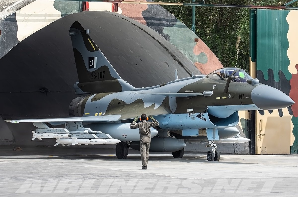 DefenseNewspk's tweet image. 📸 #1: An FT-6 from No.15 &quot;Cobras&quot; Squadron at Peshawar International in 1988.
📸 #2: A J-10C from the same No.15 squadron at Kamra in 2023

#paf #Pakistan