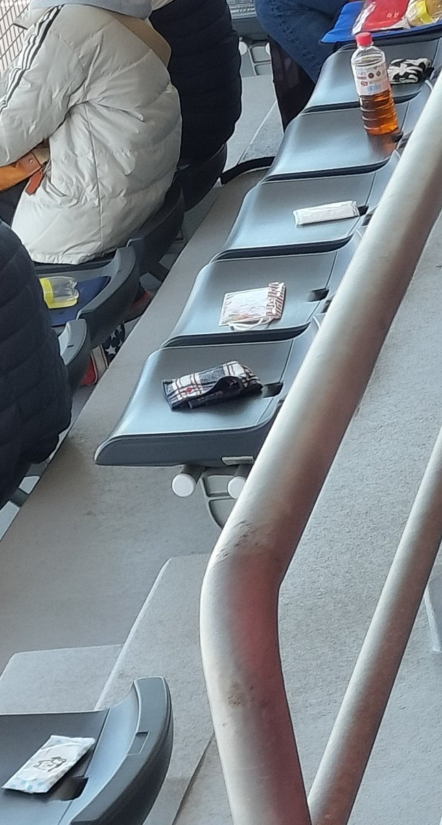 naokiyoshima's tweet image. 自由席なのに、ゴミを置いて場所取りするのひどい。

鈴鹿サーキットのスタッフにかなり強く「場所取り禁止を明記してるんだから撤去してください」と言ったら「お客とトラブルになるので撤去できません」と言ってルール守らせる気なし。やったもの勝ちやん。

#SFormula #鈴鹿サーキット