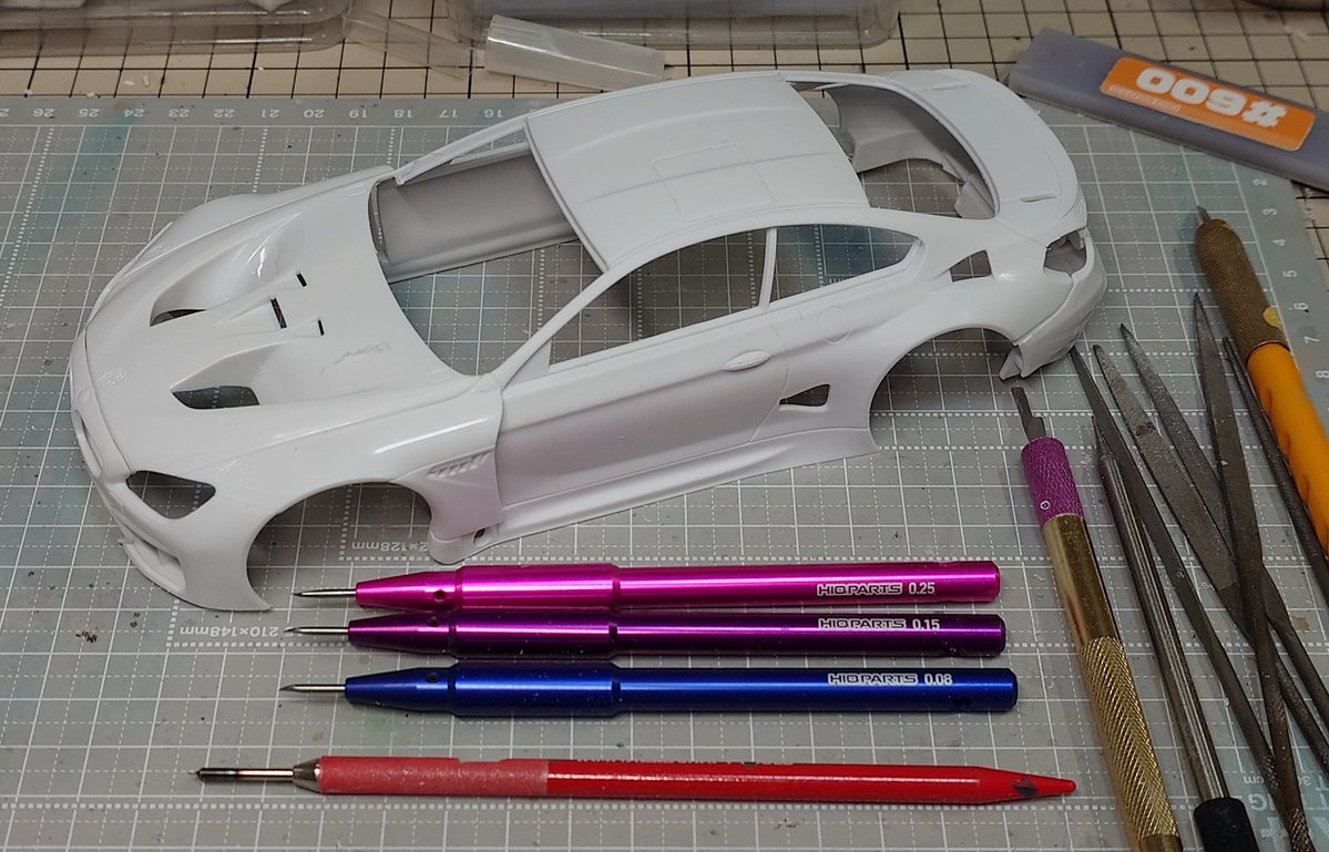 nunu BMW M6 GT3 ROWE Racing

再生産品のせいかバリ多め、パーツのゲート処理後は削りカスを落とす為に洗浄♪
で、ボディのPライン消しと筋彫り&amp;ダクト類の薄々施工☺️
塗料溜まりが出来るとこは予め掘っておくとエッジもスッキリ、窓部品をはめるタイプなので窓枠も同様に処理しておくことをお勧め✨