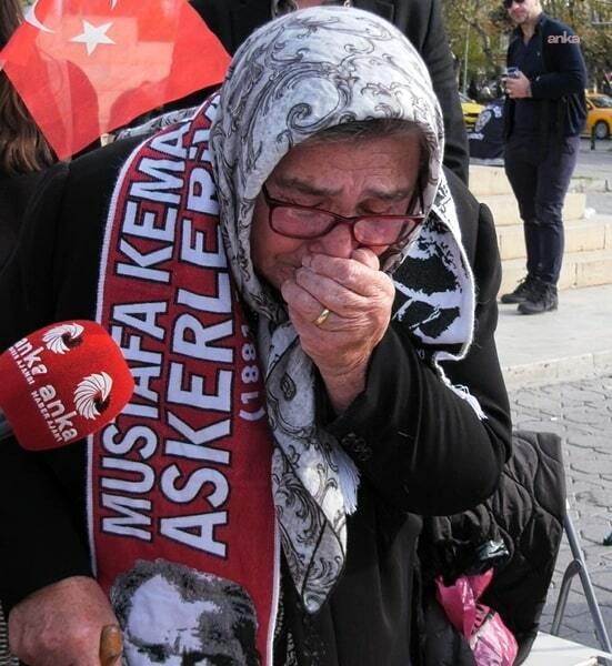 cumhuriyetgzt's tweet image. Şehit annesi Pakize Akbaba&apos;dan, Erdoğan&apos;a:

&quot;Ey AKP’nin genel başkanı, Atatürk’e ihanet ediyorsun. ‘Ayyaş’ diyorsun, fabrikalarını sattın, toprağını sattın, çiftliğini sattın; saraylar kurdun, oğluna çürük raporu aldın askere göndermedin, multimilyarder oldun. 

Şimdi hanımın…