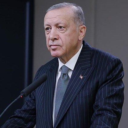 cumhuriyetgzt's tweet image. Şehit annesi Pakize Akbaba&apos;dan, Erdoğan&apos;a:

&quot;Ey AKP’nin genel başkanı, Atatürk’e ihanet ediyorsun. ‘Ayyaş’ diyorsun, fabrikalarını sattın, toprağını sattın, çiftliğini sattın; saraylar kurdun, oğluna çürük raporu aldın askere göndermedin, multimilyarder oldun. 

Şimdi hanımın…