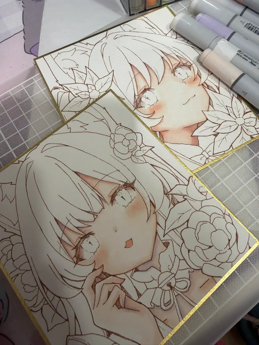色紙ぬりぬりしてる!