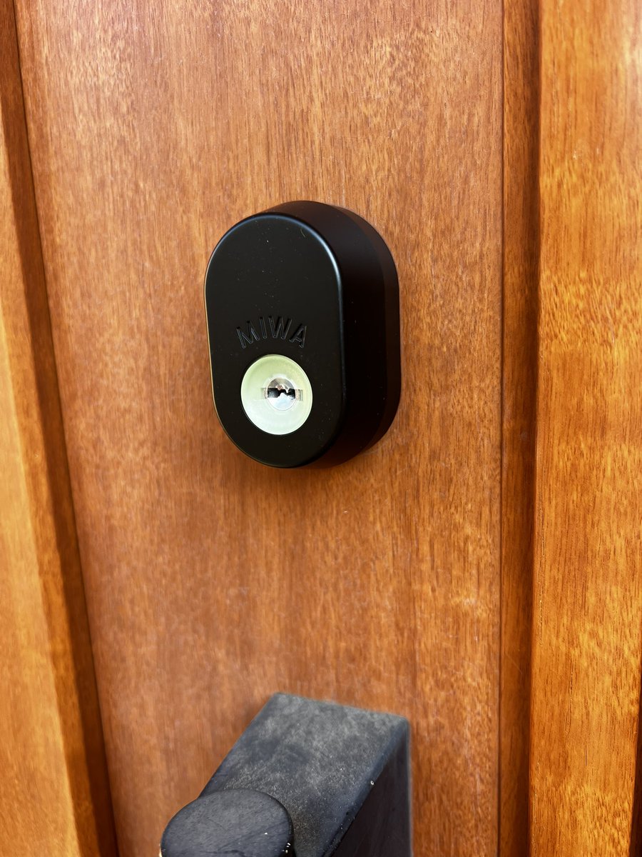 Klock_service's tweet photo. 戸建て玄関ドアの鍵交換🔑
鍵紛失により、鍵交換のご依頼をいただきました。
何かあってからでは遅いですからね、鍵を無くした時は、早めの交換を推奨いたします。
ご依頼いただきまして、誠にありがとうございました🙇‍♂️
#戸建ての鍵交換
#鍵を無くした
#ディンプルキー
#新日経
#ミワ
#鍵屋
#さいたま https://t.co/SFF72YOKSF
