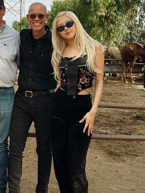 roseannepics's tweet image. SHE’S SO BEAUTIFUL HELLOOO?!!