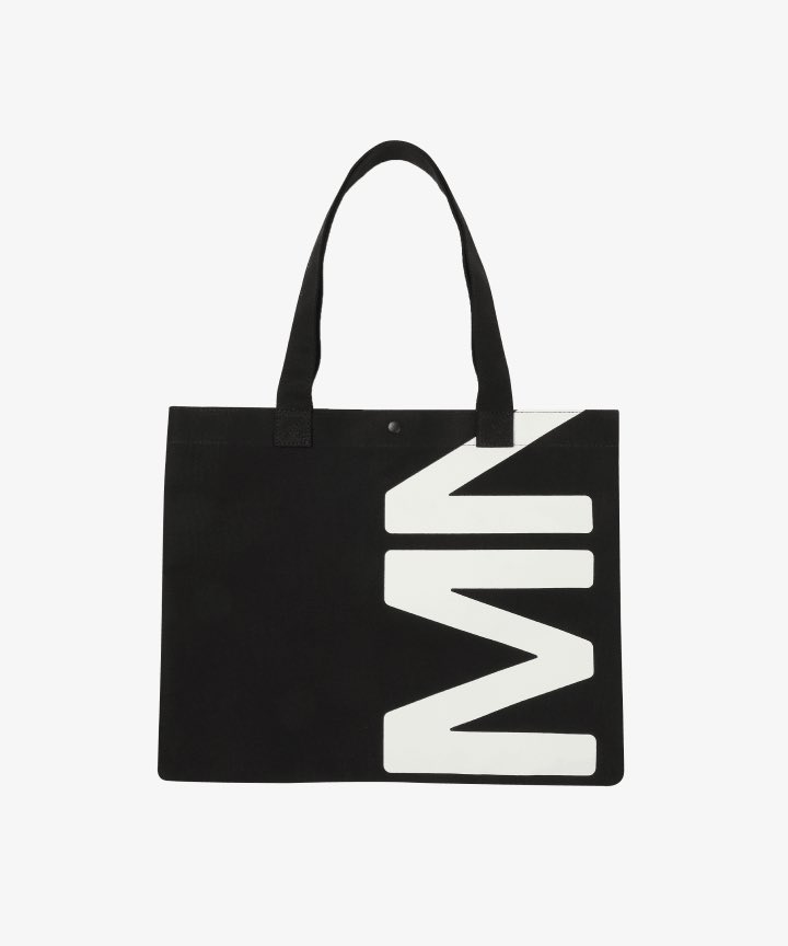 kthbns_ext's tweet image. # wts lfb bts ph ꒰ #ynahkimsells ꒱

sealed monochrome mncr tote bag
— ₱1.5k + pf + sf

⤷ sfeta to neta — 500 nrdp, rb on dec.31.
⤷ rcbyt : ynahkim.carrd.co
⤷ reply mine / dm me to claim !

— from weverse global black friday sale :)

⭐️ namjoon/rm seokjin yoongi/suga…