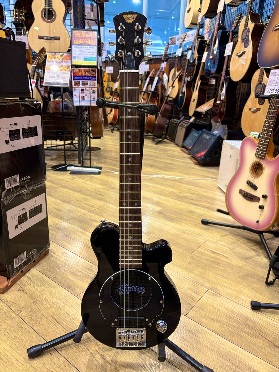 shima_tendo's tweet image. 【お子様にオススメ！🎸】

#Pignose PGG-200
スピーカー内蔵でアンプなしでも音が鳴らせるエレキギターです！ 

ワンタッチで電源のオンオフができるので、初めての方もお手軽に演奏が楽しめます✨
大人の方はトラベルギターとしてもオススメです❗️

#エレキギター