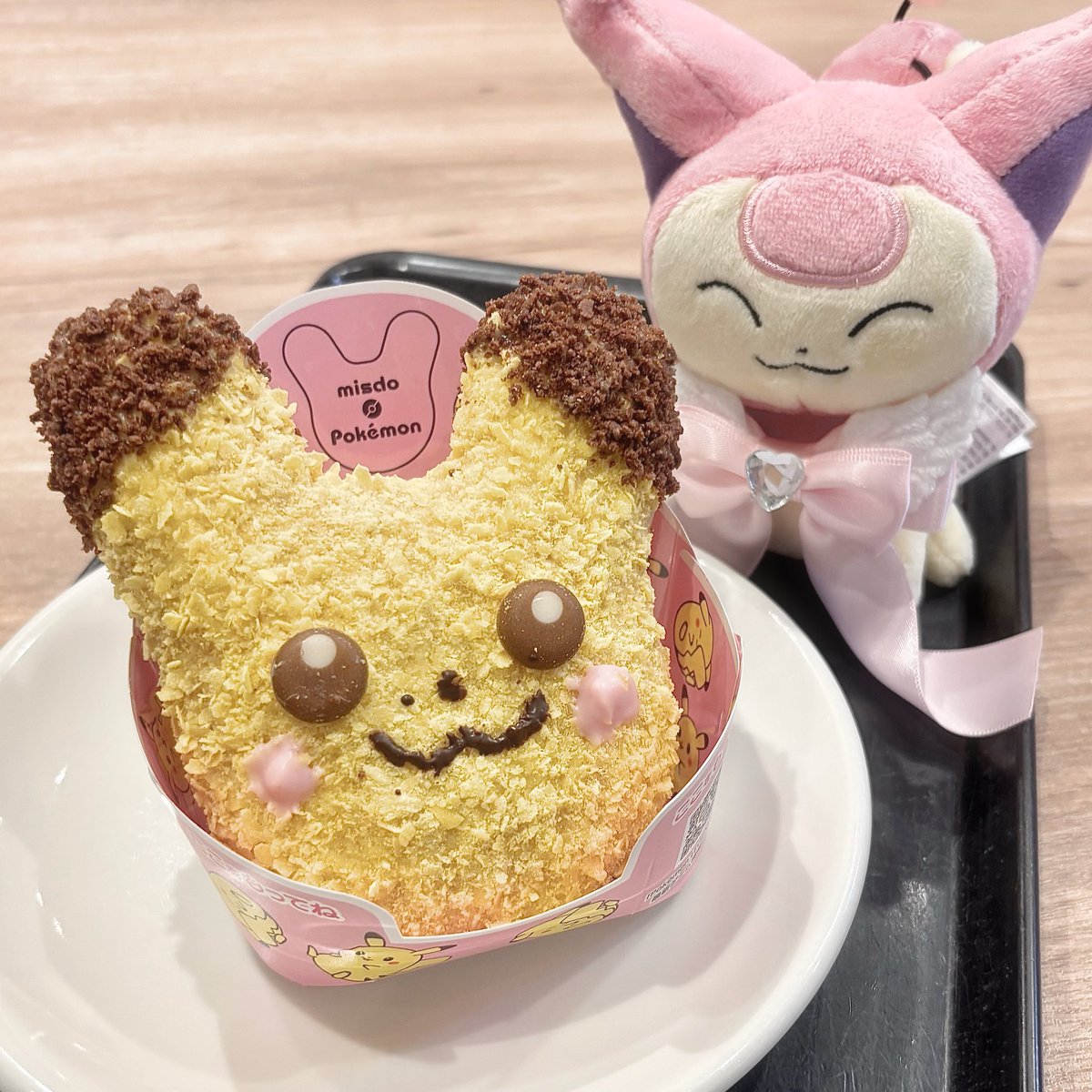 poke_mmmm's tweet photo. エネコとミスド食べました🐱🎀 https://t.co/f3CaO3IfDg