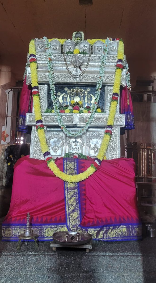 Harsha_N1112's tweet image. 🌿23/11/25 ಇಂದಿನ  ಅಲಂಕಾರದಲ್ಲಿ ಮಂತ್ರಾಲಯದ ಶ್ರೀ ಗುರು ರಾಘವೇಂದ್ರ ಸ್ವಾಮಿಗಳು ಹಾಗೂ ಶ್ರೀ ವಾದೀಂದ್ರ ತೀರ್ಥರು ಗುರುವೇ ಶರಣಂ🌿