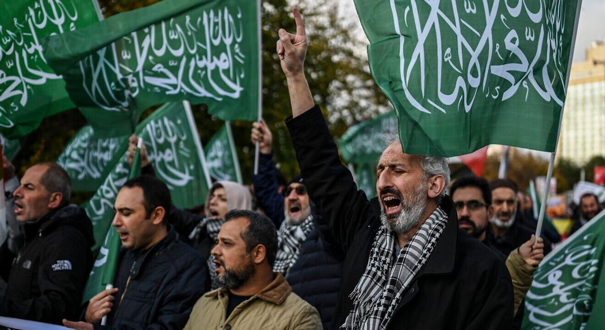 MENA_WATCH's tweet image. Hamas-Netzwerk in Europa: Mossad deckt Terrorzellen auf. Der israelische Auslandsgeheimdienst Mossad und seine europäischen Partner melden einen durchschlagenden Erfolg, der zeigt, wie die Hamas-Strategie dem Vorbild des Irans folgt. (Jasmin Arémi)
mena-watch.com/?p=141870