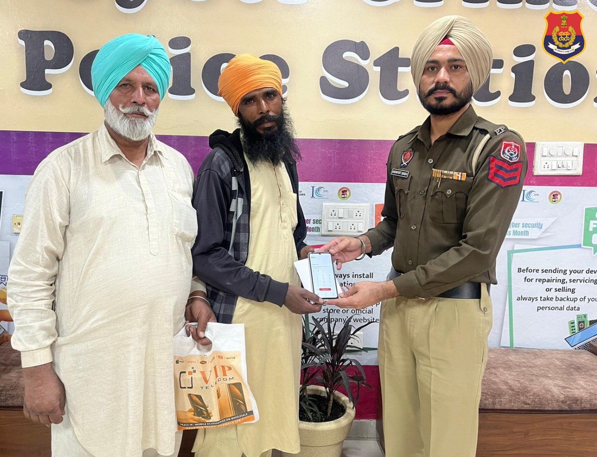 BarnalaPolice's tweet photo. Barnala Police traced the 01 lost Mobile Phone with the help of #CEIRportal and handed over to the complainant.
#lostmobilefind https://t.co/rKutPpy2zI