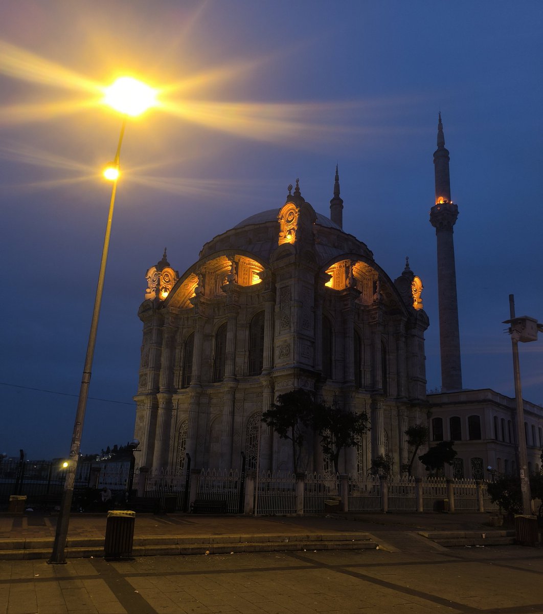 Sabah namazının huzuru, Boğaz’ın esintisi ve dalgaların sesi, Ortaköy’de güzel bir sabah.