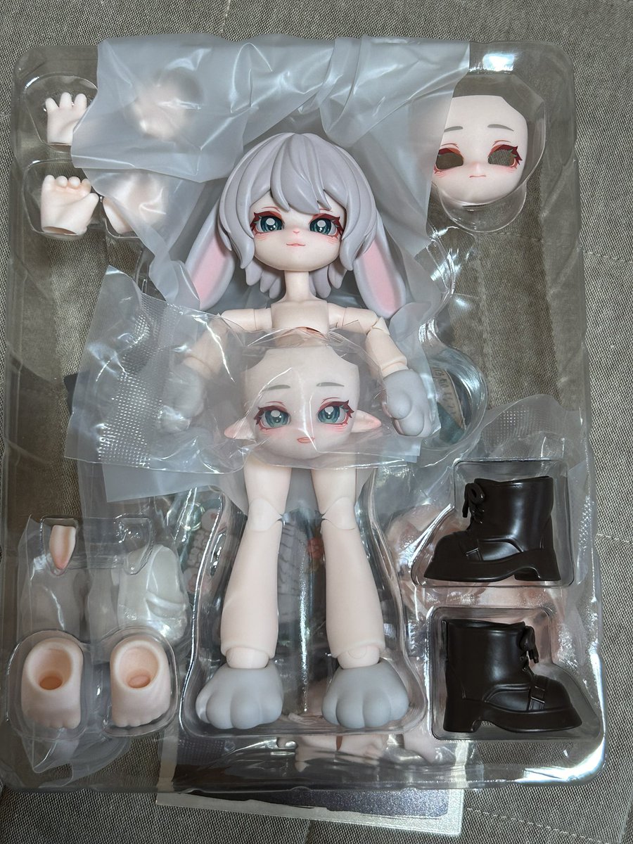 ibskyway2's tweet photo. 緩募
お譲り　ブラインドドール　ルナに捧ぐ
合計6体です。リプにもお譲りの子がいますのでご確認ください。
写真に写っていませんがお洋服、ハンドパーツ等全てセットです。
耳が片方ない写真が多いですが、本体の下に潜り込んでしまったため写っていません。確認はできております。→ https://t.co/Mg0EeZnDum