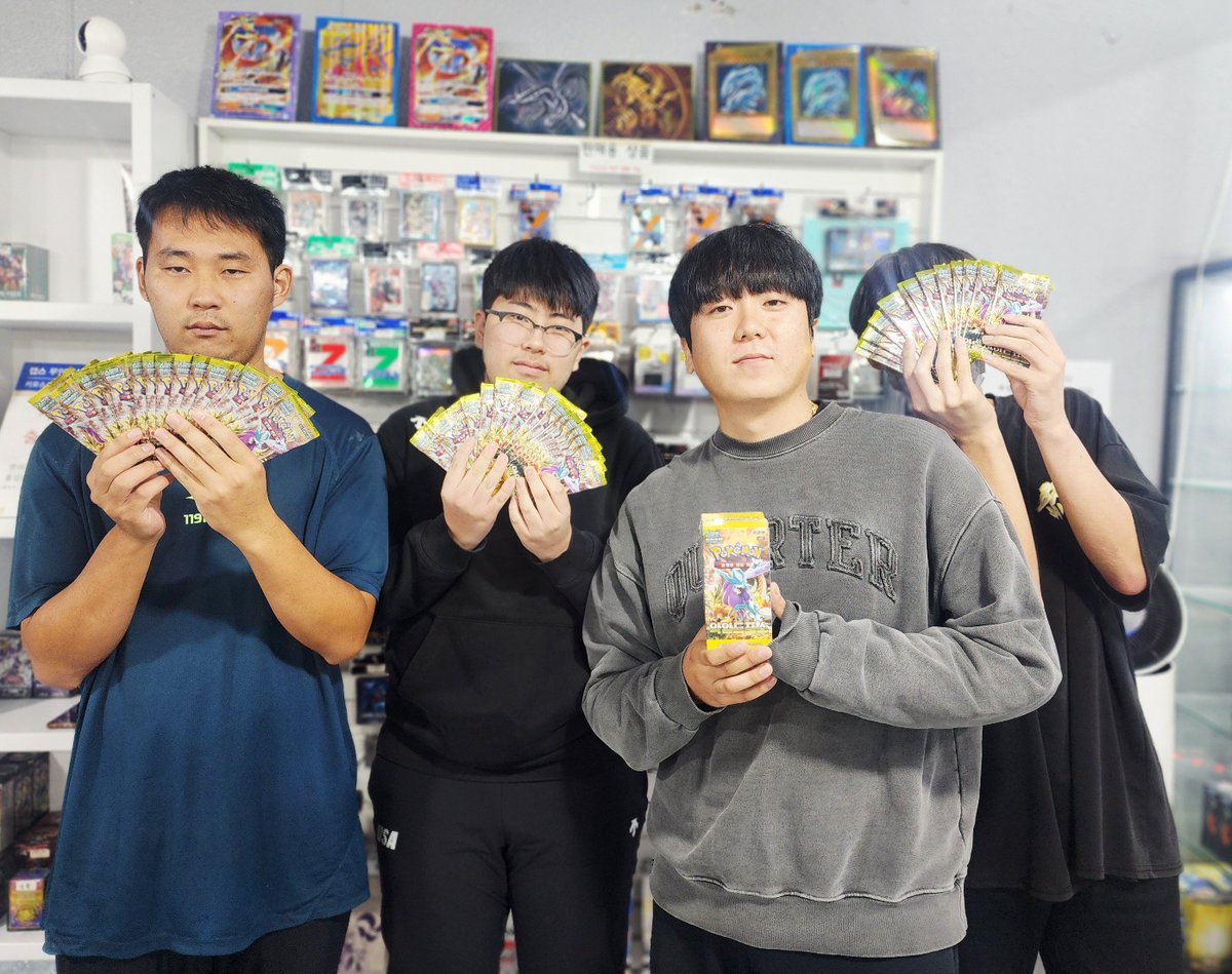 [목포 TCG팩토리] 

11월 22일 (토) 
포켓몬 카드게임 공식 인증샵 미니리그 결과!

참가 인원 : 8인

1등 김*철님 (드레펄트덱)

2등 이*준님 (파라블레이즈덱)

3등 이*탁님 (플라이곤덱)

4등 박*철님 (날뛰는우레덱)

함께 해주신 분들 모두 수고하셨습니다.

감사합니다.