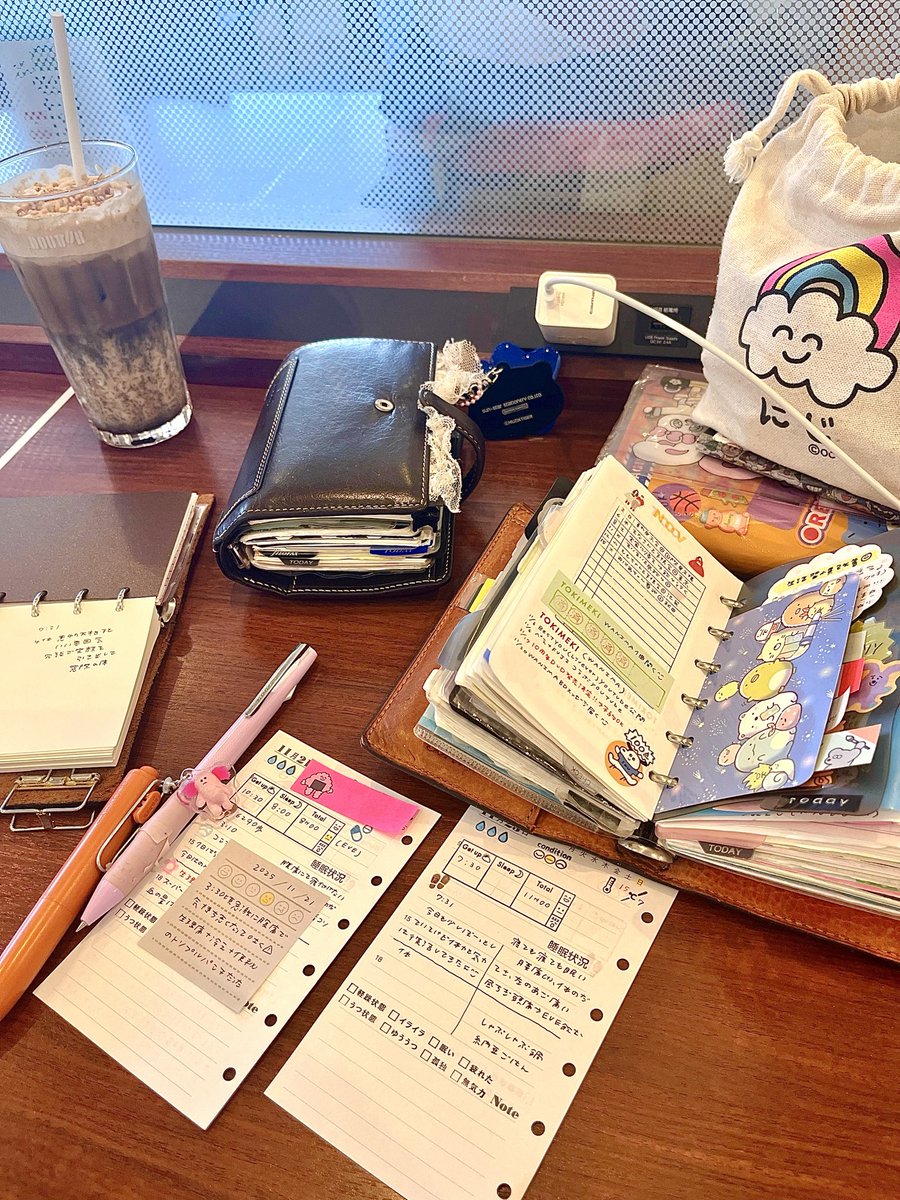 RINA_note's tweet image. 土曜日の朝に寝てから今日の午前中までひたすら寝ていたので土曜日どこ行った？って感じなんですがカフェで手帳タイムしています😇💖ほぼ日1週間溜まってるよ😫😫4冊持ってきたから時間があれば使い分けを考えたい…！分冊するとしても持ち歩き2冊になっちゃうな😭😭（母艦は限界突破してる！！）