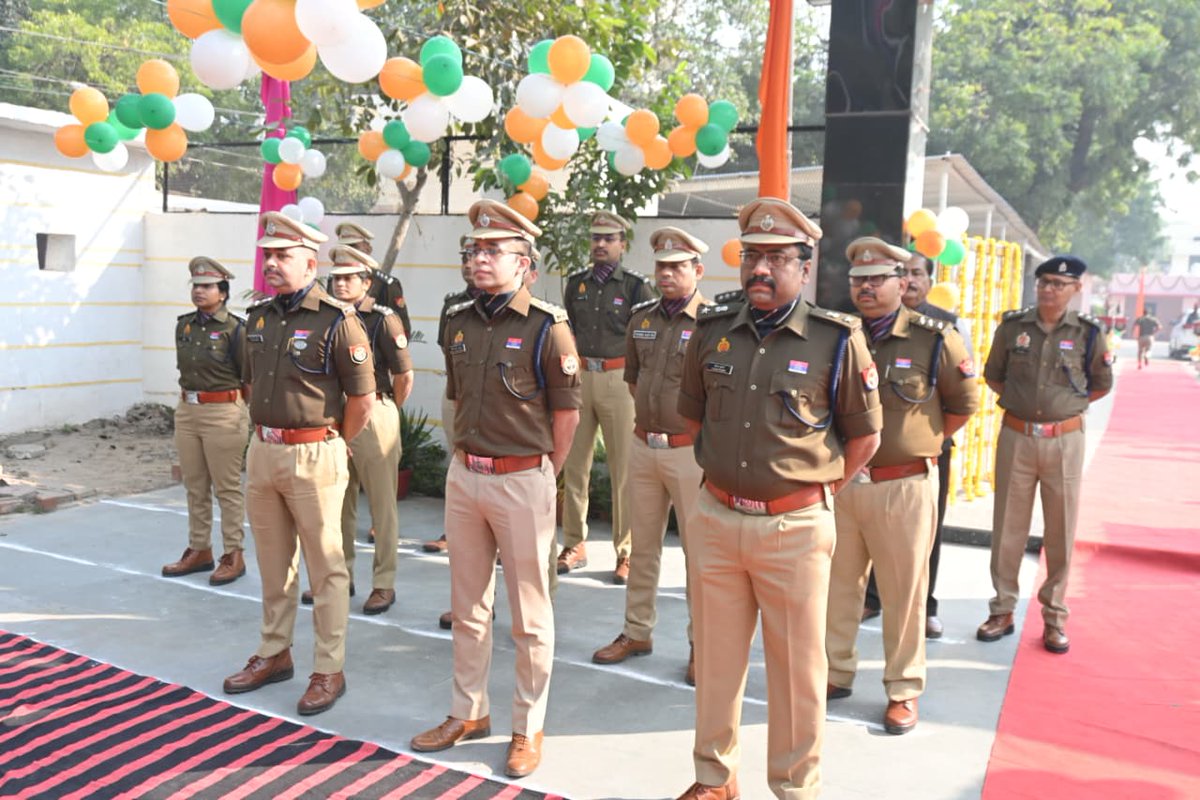 agrapolice's tweet image. पुलिस झंडा दिवस के अवसर पर पुलिस कमिश्नर, आगरा @DeepakKumarIPS द्वारा पुलिस लाइंस, आगरा स्थित क्वार्टर गार्ड पर ध्वजारोहण किया गया एवं उपस्थित समस्त पुलिस बल को @dgpup महोदय का संदेश पढ़कर सुनाया तथा अपने कर्तव्यों का निष्ठापूर्वक पालन करते हुए पुलिस ध्वज की गरिमा, परंपरा और गौरव…