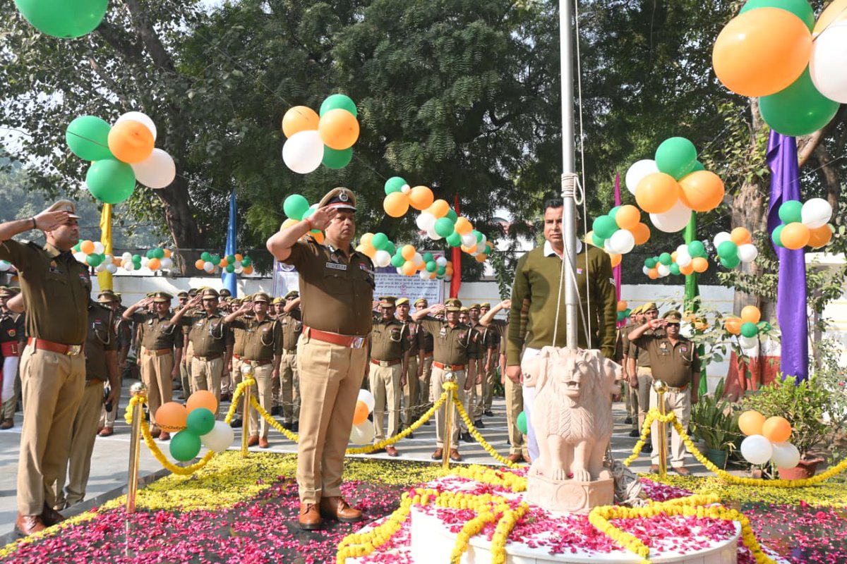 agrapolice's tweet image. पुलिस झंडा दिवस के अवसर पर पुलिस कमिश्नर, आगरा @DeepakKumarIPS द्वारा पुलिस लाइंस, आगरा स्थित क्वार्टर गार्ड पर ध्वजारोहण किया गया एवं उपस्थित समस्त पुलिस बल को @dgpup महोदय का संदेश पढ़कर सुनाया तथा अपने कर्तव्यों का निष्ठापूर्वक पालन करते हुए पुलिस ध्वज की गरिमा, परंपरा और गौरव…