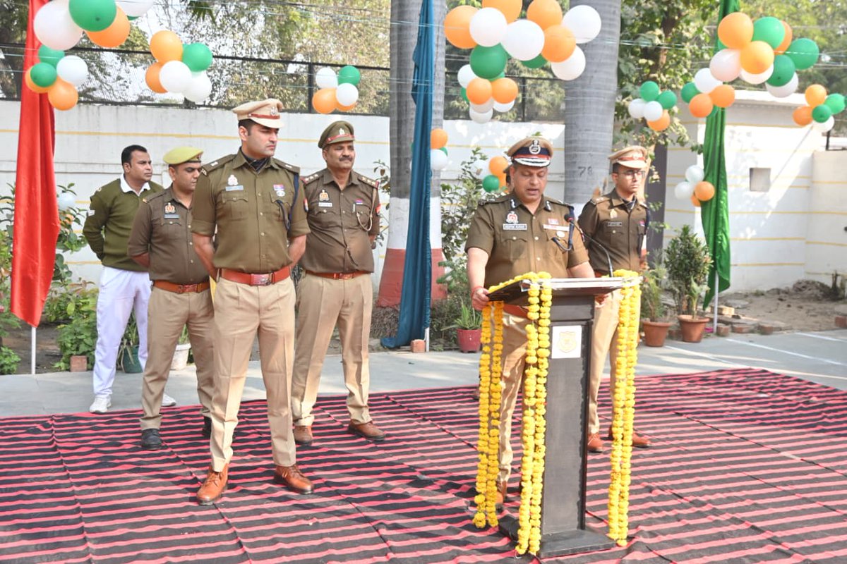 agrapolice's tweet image. पुलिस झंडा दिवस के अवसर पर पुलिस कमिश्नर, आगरा @DeepakKumarIPS द्वारा पुलिस लाइंस, आगरा स्थित क्वार्टर गार्ड पर ध्वजारोहण किया गया एवं उपस्थित समस्त पुलिस बल को @dgpup महोदय का संदेश पढ़कर सुनाया तथा अपने कर्तव्यों का निष्ठापूर्वक पालन करते हुए पुलिस ध्वज की गरिमा, परंपरा और गौरव…