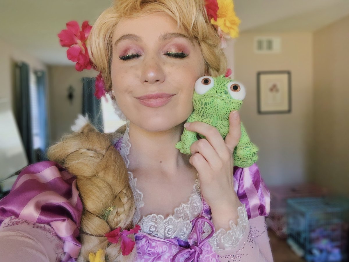 Dear Hollywood, I am so unbelievably ordinary looking AND I can sing. Call me🥹