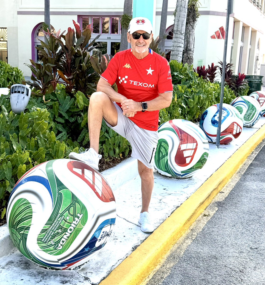 PeterMooreUSA's tweet image. Taking @WislaKrakowSA across America this past week, from Music City to South Beach. Loving the reactions to the red shirt and feeling the build up for match day today. #GoWisla 🔵⚪️🔴💪🏼