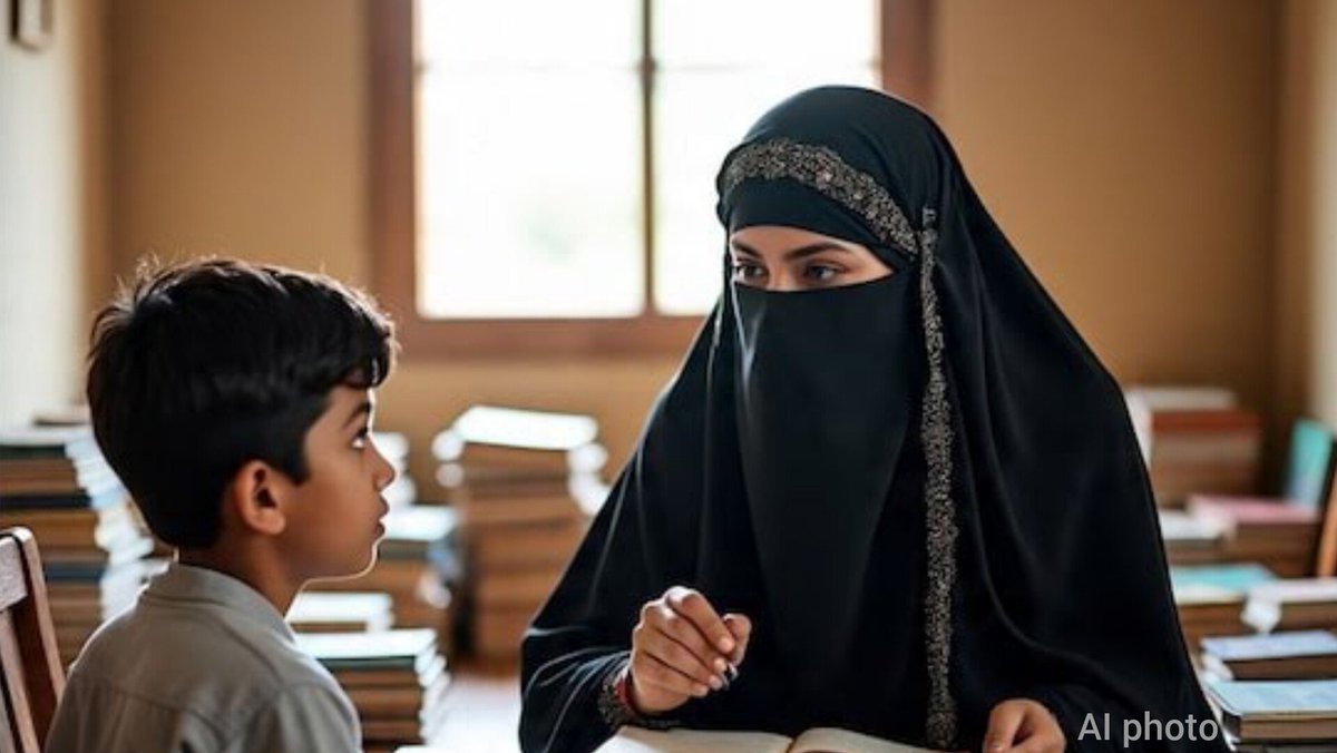 SurajKrBauddh's tweet image. अपने ही बेटे को आतंकी बनाने वाली मां!

केरल, तिरुअनंतपुरम में एक मामला सामने आया है जिसमें फ़िदा मोहम्मद अली नामक महिला जो अपने 15 वर्षीय बेटे को आतंकी संगठन ISIS में शामिल कराने की कोशिश कर रही थी। यह खबर अत्यंत भयावह है।

केरल की Anti-Terrorism Squad ने महिला और उसके पार्टनर पर…