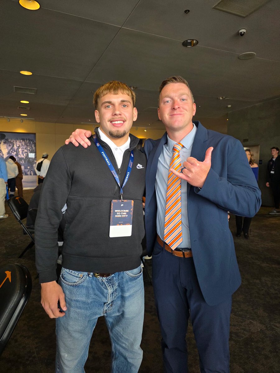 BrysonBloom's tweet image. Thank you @CoachKyleBeyer and @CoachCala for inviting me out to the @UTEPFB game this week, had a great time! Looking forward to coming out more!

@CoachCiscoAHS @AaronCisco4 @CoachKyleShoot @ScottSing82 @PrepRedzoneNM @cjrecruiting2