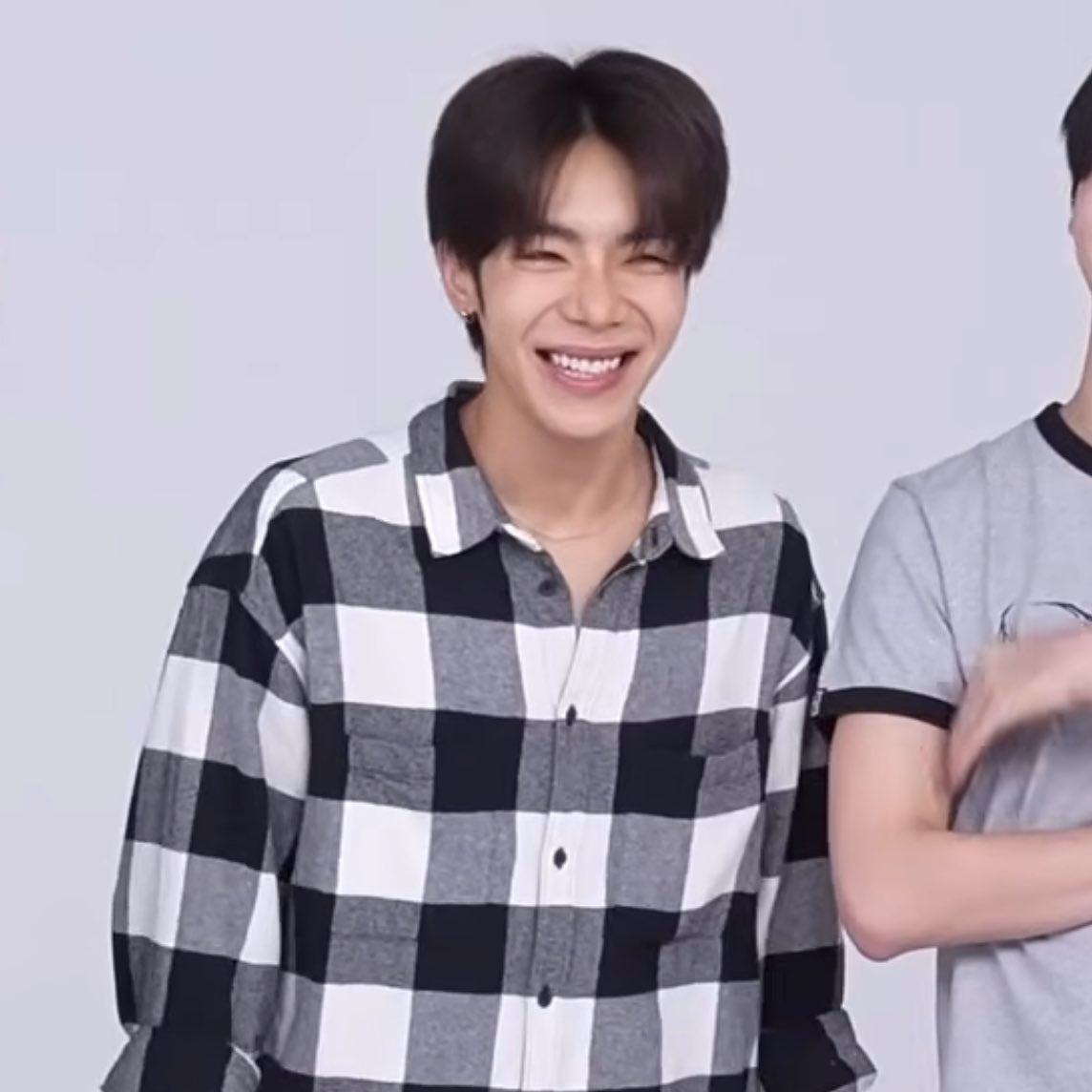 khunairy's tweet image. ลุคตอนแสนเก้าเลยนี่นา น่าร้ากกกก ได้โปรดกลับมาผมยาวที่ประเทศฉันนนน 
#ATLASatPlayEP34 #JetATLAS