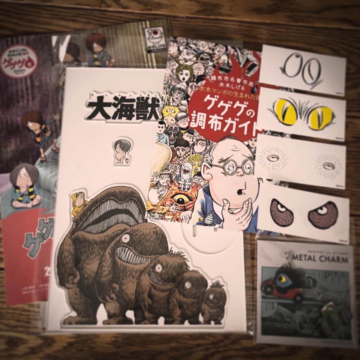 barou_1999's tweet photo. 昨日、娘と2人、片道２時間かけ　#ゲゲゲ忌　へ。スタンプラリーは完走目指さず、調布散策を楽しむ。ゲゲゲのパルコ・ステッカーが欲しくて、地元でも買えるミスドをテイクアウトしたり、ゆるやかに楽しみました。鬼太郎商店クジは、娘がキジムナークッションをゲットしハシャイで嬉しかった。良い休日 https://t.co/59nbjceFAY
