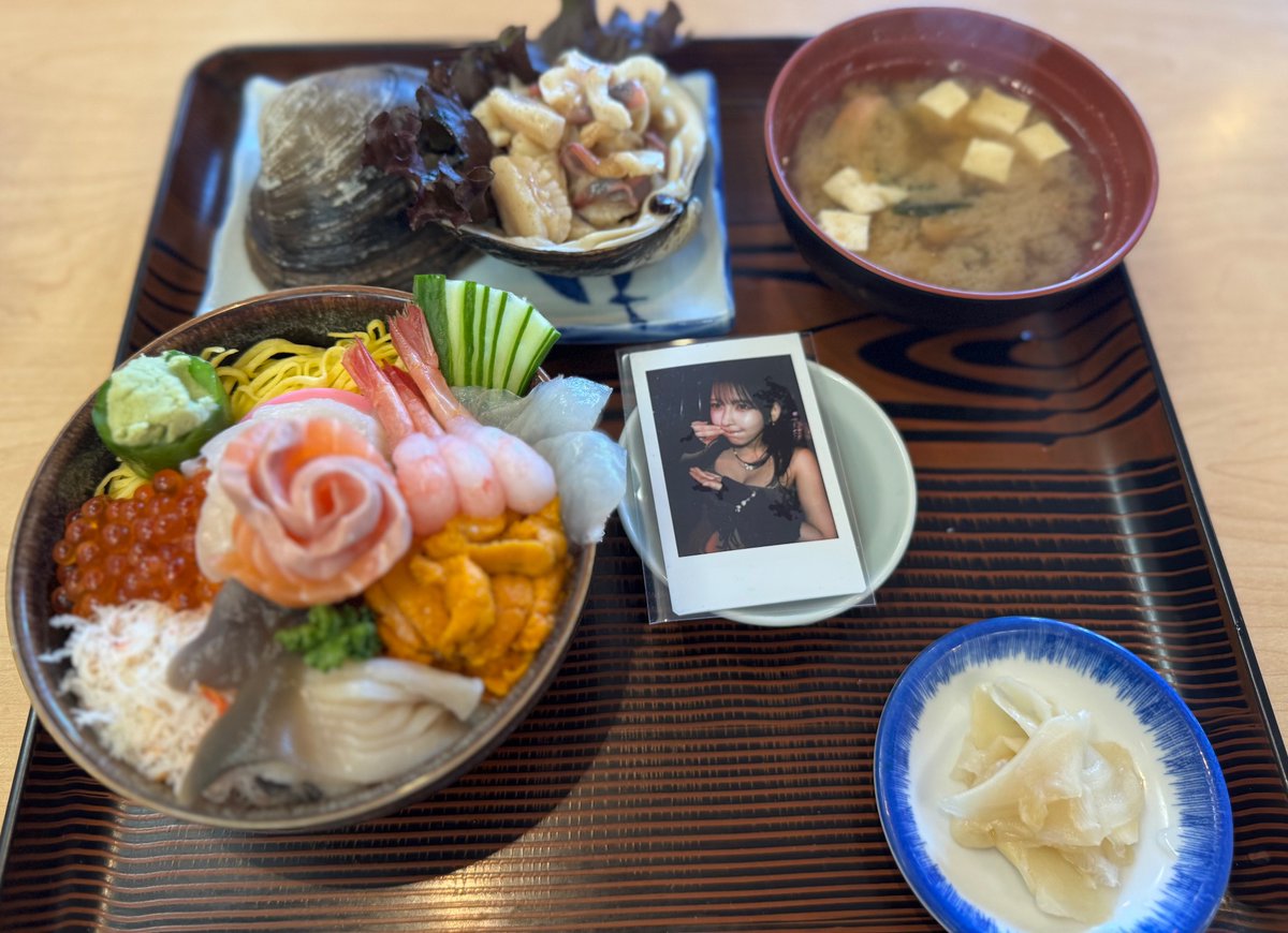 jun_pon_u's tweet image. 札幌到着🛬
着いて直ぐ海鮮丼
美味えぇ
十味ちゃん、奥ゆいさん、連れてきてくれてありがとう😭

東京だと食べられない遠征飯はええですなぁ