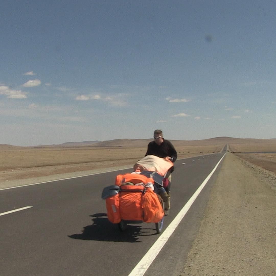 ThosMajor's tweet image. This is one of those stories it&apos;s difficult to get your head around.

British man, Karl Bushby is walking around the world. He set off in 1998 when he was 29 years old. 27 years later, now aged 56, he&apos;s still walking.

What did you do with your life?

Karl is now in Europe and…