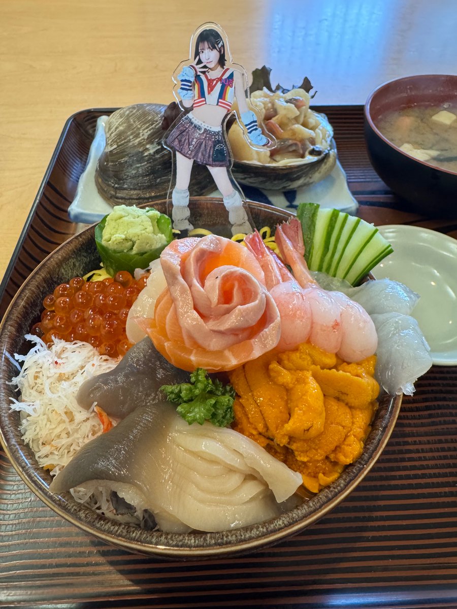 jun_pon_u's tweet image. 札幌到着🛬
着いて直ぐ海鮮丼
美味えぇ
十味ちゃん、奥ゆいさん、連れてきてくれてありがとう😭

東京だと食べられない遠征飯はええですなぁ