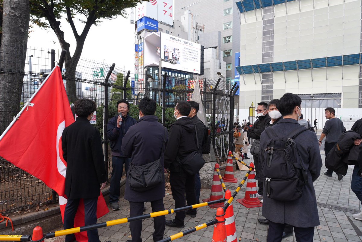 #ヘイト行動情報
#ヘイトパトロール
新宿駅南口には「移民政策反対 小池やめろデモ」&amp;「#1123新宿南口カウンター」、
東南口には家庭連合(+合唱団)いたけど、
東口には桜田修成がぽつんといた。