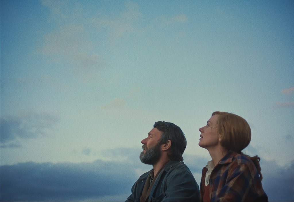 CharlieLeFou's tweet image. Joel Edgerton ofrece una de sus más conmovedoras actuaciones en Train dreams. Un relato conmovedor a lo largo de la vida y la búsqueda de lo esencial en ella en medio de la tragedia.