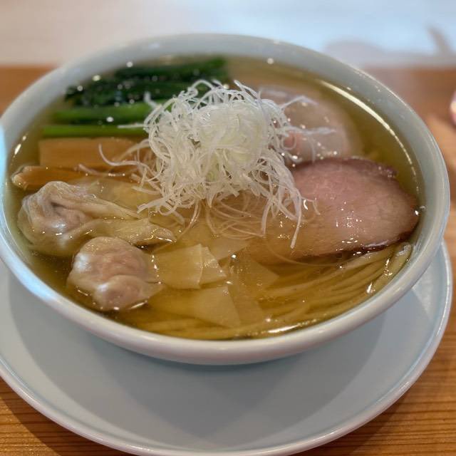 MichiyOikawa's tweet photo. 塩煮干しワンタン入り¥1,350（青森中華そばオールウェイズ）
店内お洒落。スープが澄んでいて美味しそう！お店の雰囲気も丁寧で◎駐車場も広々。ただ今回醤油味すべて完売。を次回は醤油味食べに訪れたいです。#毎日がラーメン https://t.co/aQKN7PwUf0 https://t.co/rpD5EuhNW4