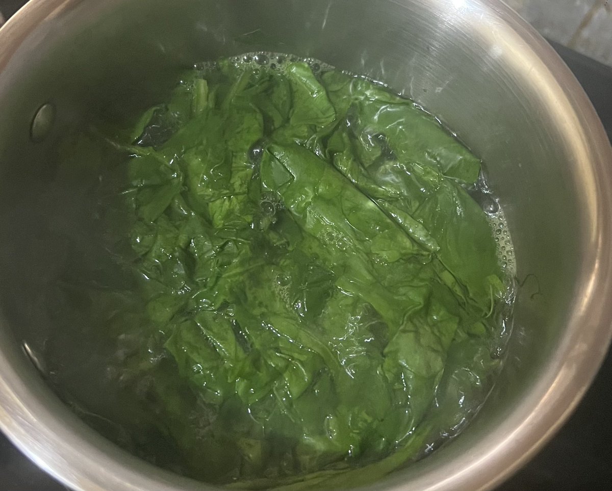 Kanthan2030's tweet image. Food is medicine, but how to eat is a whole another science.

Spinach, for example, is a superfood… but it is high in oxalic acid, which can cause kidney stones!

The solution? Boil spinach. That removes 80% of the oxalate.

Then, eat it with food high in calcium - like cheese…