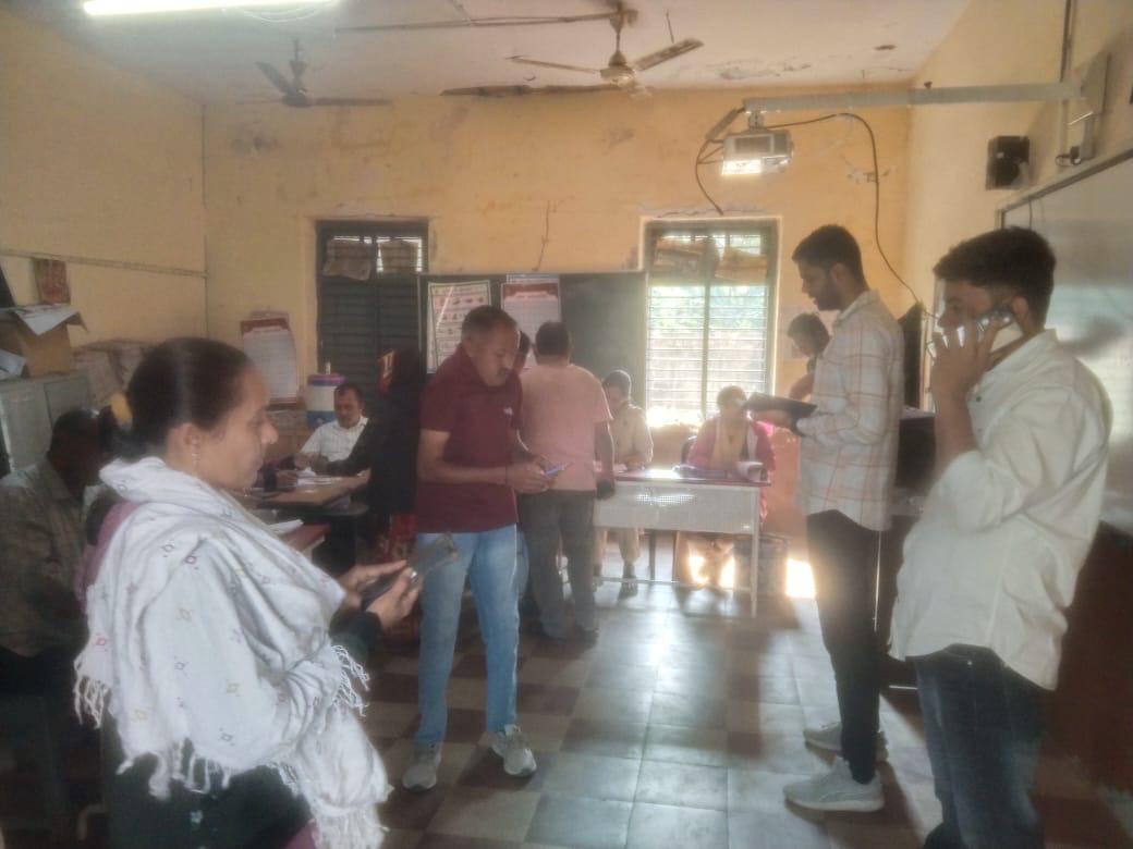મતદાર યાદી સધન સુધારણા કાર્યક્રમ અંતર્ગત ખાસ ઝુંબેશના ભાગરૂપે ચીફ ઓફિસર જૈમિનકુમાર કે ચૌધરી દ્વારા ઈડર નગરપાલિકા વિસ્તારના વિવિધ મતદાન મથકોની મુલાકાત લીધી અને જરૂરી માર્ગદર્શન પૂરું પાડ્યું.<a href="/CEOGujarat/">Chief Electoral Officer, Gujarat</a> <a href="/ECISVEEP/">Election Commission of India</a> <a href="/CollectorSK/">Collector Sabarkantha</a>
