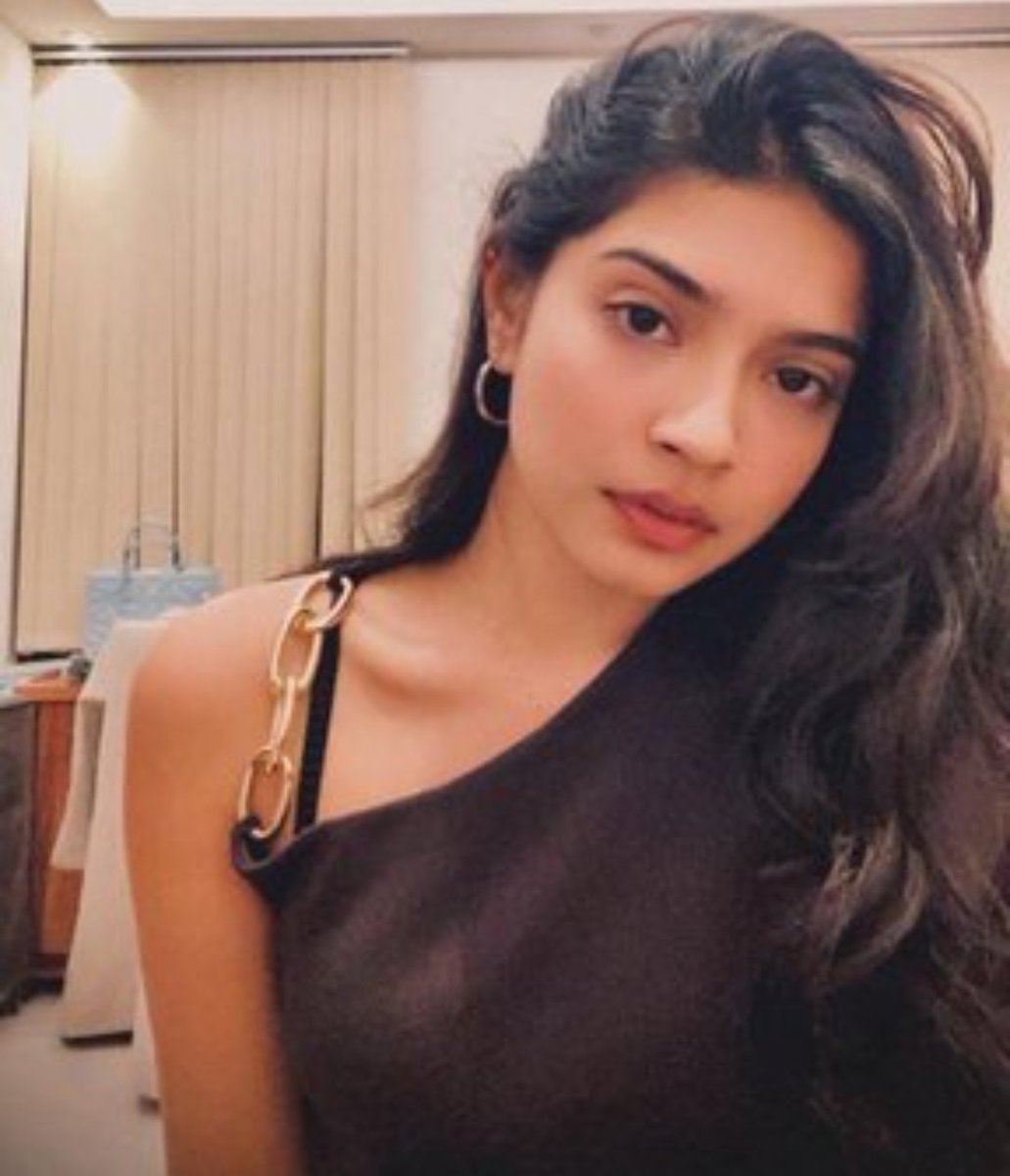 TheRFTeam's tweet image. On one hand, a girl named Karishma is arrested instantly for a so-called “provocative” post.
On the other hand, when Sharmishtha was arrested for making derogatory remarks about Prophet Muhammad ﷺ, an entire ecosystem came out to defend her.

Even the self-proclaimed…