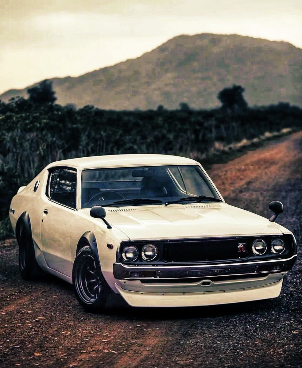 JapaneseIcons's tweet photo. After #SkylineSaturday, we move on to #SkylineSunday, this time with the iconic KenMeri. 🤍
#Nissan #Skyline #NissanSkyline #GTR #KPGC110 #C110 #KenMeri #日産スカイライ #ハコスカ #スカイライン #S20 https://t.co/x7YhC9yXEI