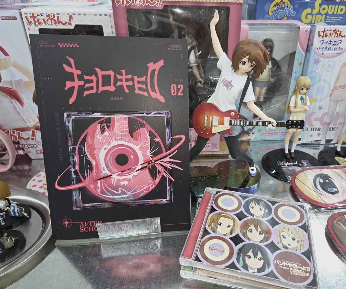 [오프라인 입고]

에반게리온을 다룬 창간호에 이어 요즘 붐인, 언제나 붐이었던… 밴드물에 대해 심도 있게 다룬 애니 잡지 쿄로쿄로 2호가 소량 입고되었습니다!

창간호도 함께 판매하고 있으니 카운터에 문의 해주세요`⎚⩊⎚´