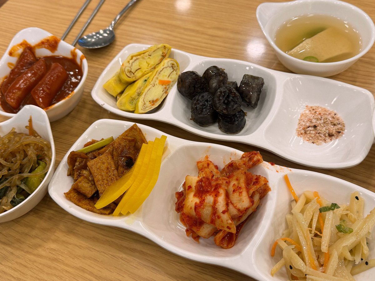 eekfrlekaqo's tweet image. 여기 또 다녀옴
기본김밥 삼겹살김밥 김치 볶음밥 라면 시켯는데  22000원이고 기본김밥 3500원임.. 말안되.. 물론셀프바까지이용가넝 ㅠ 이번엔 계란말이도 있었음