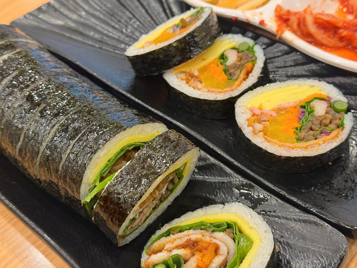 eekfrlekaqo's tweet image. 여기 또 다녀옴
기본김밥 삼겹살김밥 김치 볶음밥 라면 시켯는데  22000원이고 기본김밥 3500원임.. 말안되.. 물론셀프바까지이용가넝 ㅠ 이번엔 계란말이도 있었음