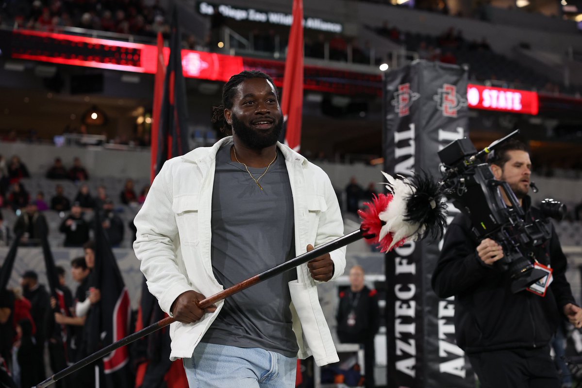 AztecFB's tweet image. Back like he never left 🏡

Dwayne Johnson Jr. is back representing the Aztecs as this week’s Honor Warrior!

#AztecFAST 🍢 x #BeTheA1pha 🐺 x #TheClimb📈