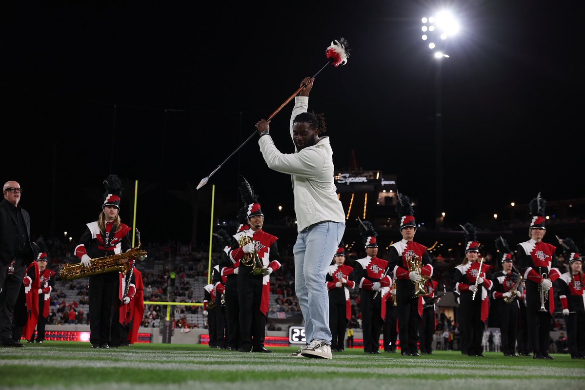 AztecFB's tweet image. Back like he never left 🏡

Dwayne Johnson Jr. is back representing the Aztecs as this week’s Honor Warrior!

#AztecFAST 🍢 x #BeTheA1pha 🐺 x #TheClimb📈