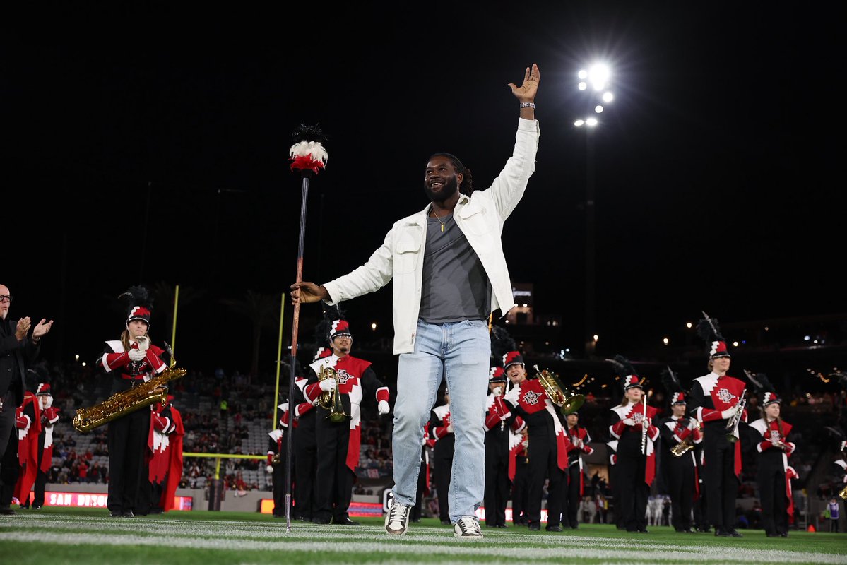 AztecFB's tweet image. Back like he never left 🏡

Dwayne Johnson Jr. is back representing the Aztecs as this week’s Honor Warrior!

#AztecFAST 🍢 x #BeTheA1pha 🐺 x #TheClimb📈
