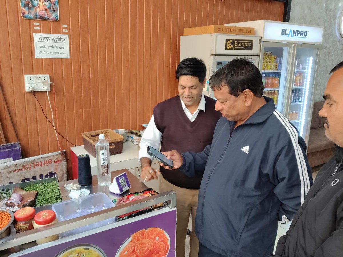 GopalSEngineer's tweet image. वोकल फ़ॉर लोकल ... 🇮🇳

आज आष्टा में “वोकल फ़ॉर लोकल” अभियान के तहत विभिन्न दुकानों पर सभी साथियों के साथ स्वदेशी सामान खरीद कर डिजिटल पेमेंट किया। 

आइए हम सभी मिलकर स्थानीय छोटे-छोटे दुकानदारों को प्रोत्साहित करें, उन्हीं से सामग्री खरीदें और माननीय प्रधानमंत्री श्री…