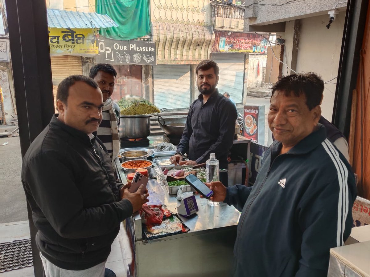 GopalSEngineer's tweet image. वोकल फ़ॉर लोकल ... 🇮🇳

आज आष्टा में “वोकल फ़ॉर लोकल” अभियान के तहत विभिन्न दुकानों पर सभी साथियों के साथ स्वदेशी सामान खरीद कर डिजिटल पेमेंट किया। 

आइए हम सभी मिलकर स्थानीय छोटे-छोटे दुकानदारों को प्रोत्साहित करें, उन्हीं से सामग्री खरीदें और माननीय प्रधानमंत्री श्री…