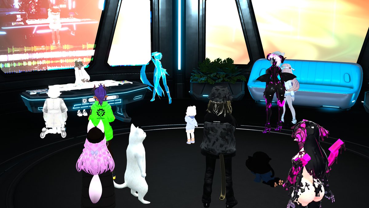 rushanaruu's tweet image. #Obscurity　
DJが終わった2時間後にまたDJ…！👀
あちら時間では真夜中になった頃合いということで癒しのLiquid、心地良い音…！
最初結構ノリノリでいくかと思ったらオシャレにじっくりと丁寧な音で、ワールドの雰囲気も素敵でした～😌

#VRChat