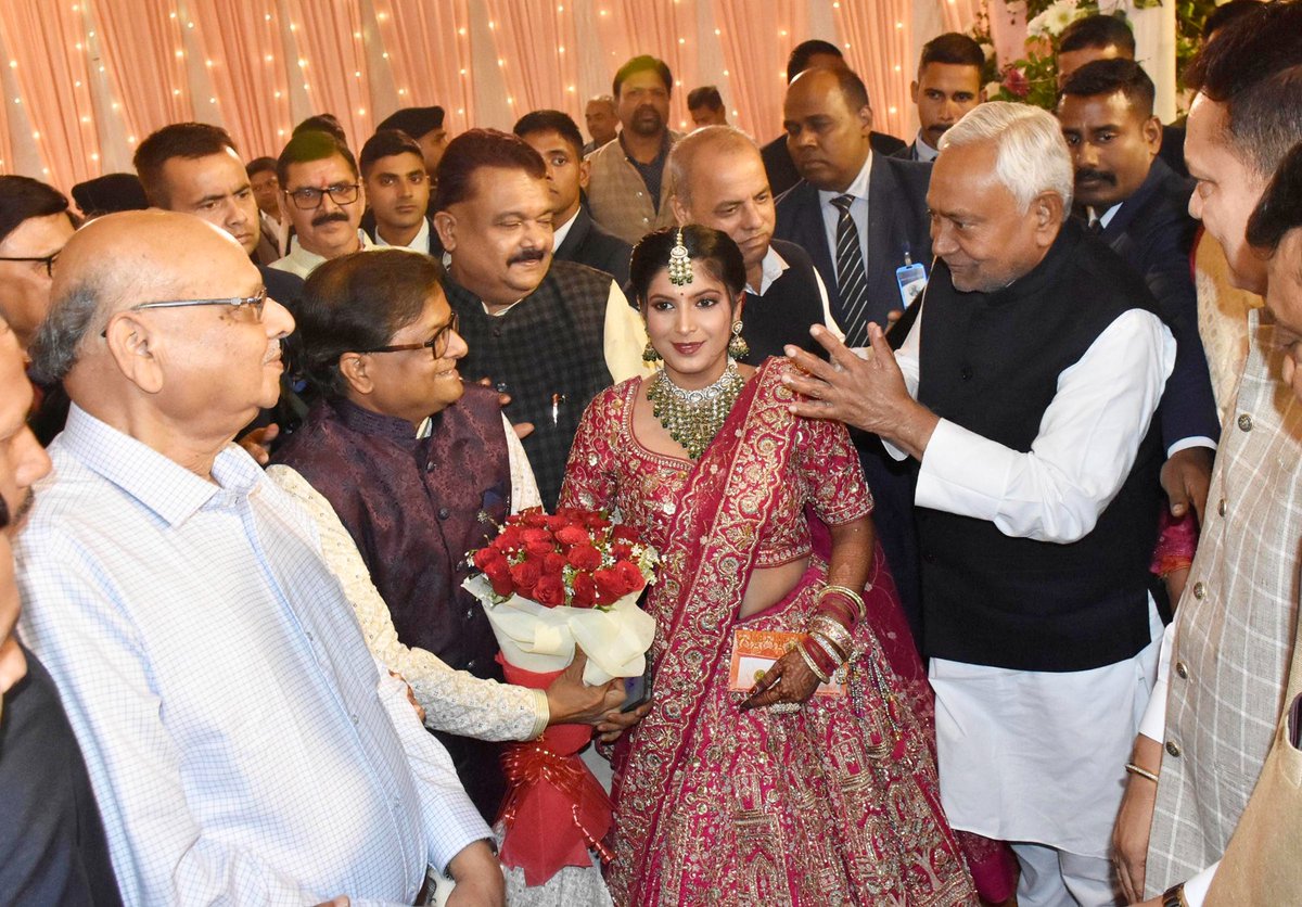 JduRajaram's tweet image. बिहार राज्य धार्मिक न्यास पर्षद के अध्यक्ष एवं पूर्व विधान पार्षद आदरणीय श्री रणबीर नंदन जी की भतीजी हितैषी के वैवाहिक समारोह में सम्मिलित होकर नवविवाहित दंपत्ति को शुभकामनाएं प्रेषित किया। 
#Wedding #Function #Party #marriage #Politician #ChiefMinister #Patna