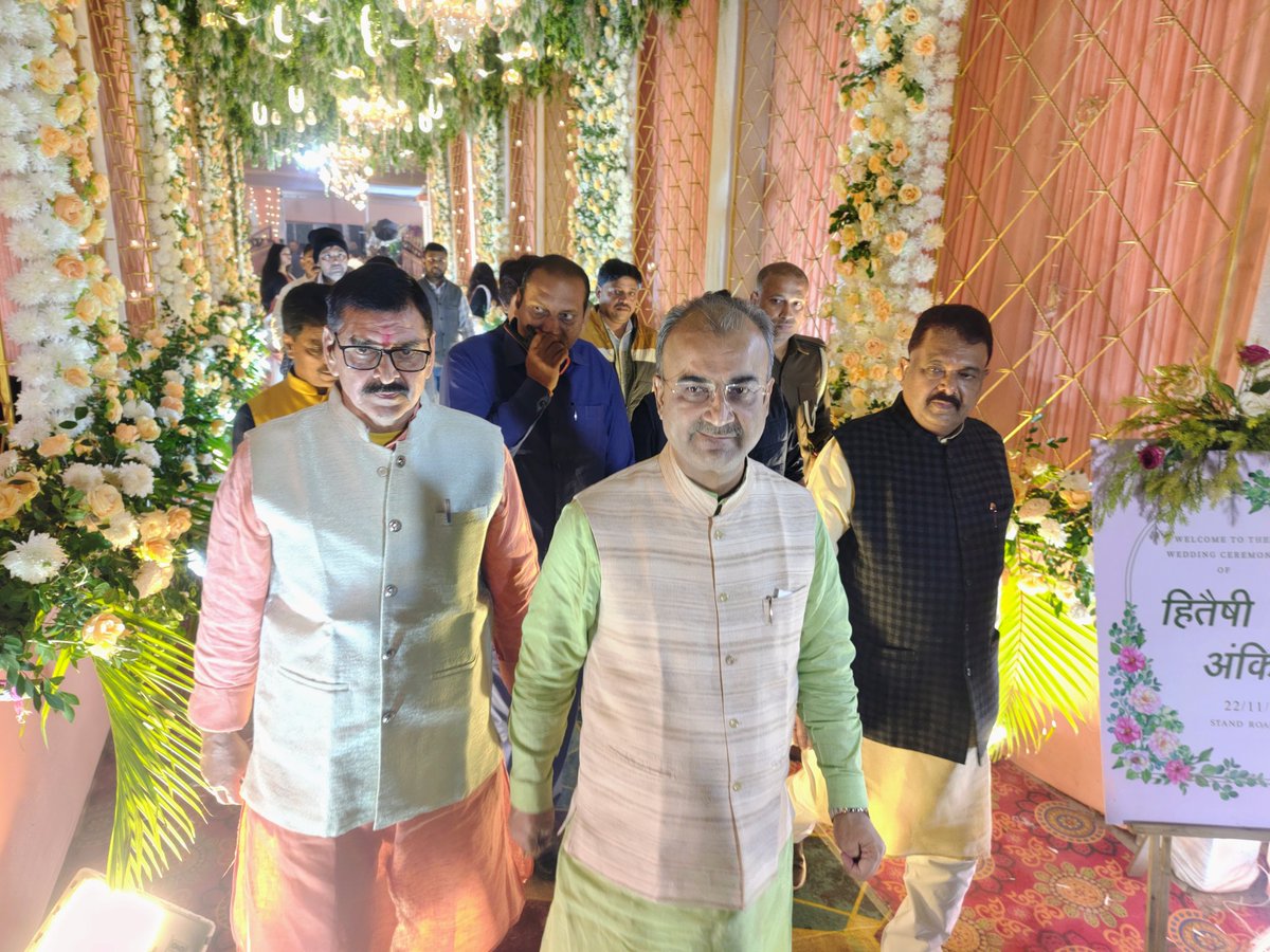 JduRajaram's tweet image. बिहार राज्य धार्मिक न्यास पर्षद के अध्यक्ष एवं पूर्व विधान पार्षद आदरणीय श्री रणबीर नंदन जी की भतीजी हितैषी के वैवाहिक समारोह में सम्मिलित होकर नवविवाहित दंपत्ति को शुभकामनाएं प्रेषित किया। 
#Wedding #Function #Party #marriage #Politician #ChiefMinister #Patna