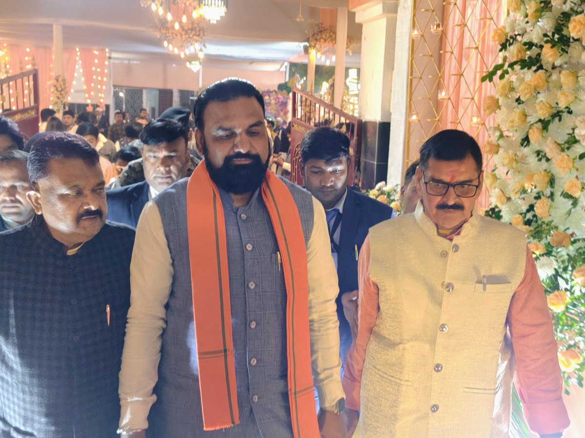 JduRajaram's tweet image. बिहार राज्य धार्मिक न्यास पर्षद के अध्यक्ष एवं पूर्व विधान पार्षद आदरणीय श्री रणबीर नंदन जी की भतीजी हितैषी के वैवाहिक समारोह में सम्मिलित होकर नवविवाहित दंपत्ति को शुभकामनाएं प्रेषित किया। 
#Wedding #Function #Party #marriage #Politician #ChiefMinister #Patna