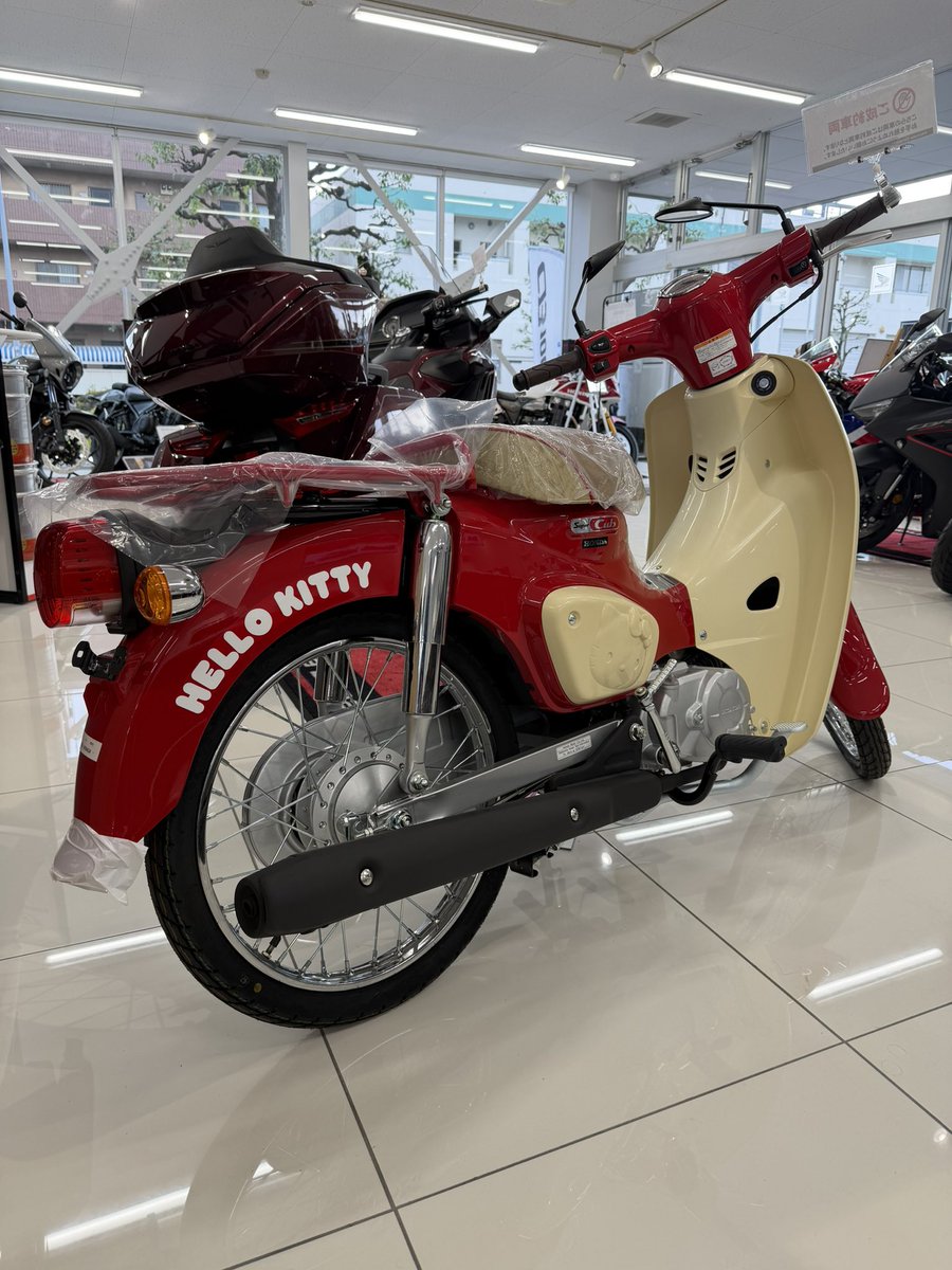 springboardjp's tweet image. ヘルメットホルダーを付けてもらいに今週もホンダドリームに来た、
ハローキティのカブがあった😂